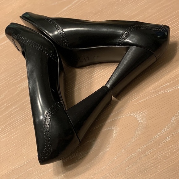 Isaac Mizrahi Black wing tip style leather heels NWOB Size 7.5B fun heels - Picture 5 of 7